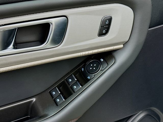 Used 2025 Ford Explorer Active image 18