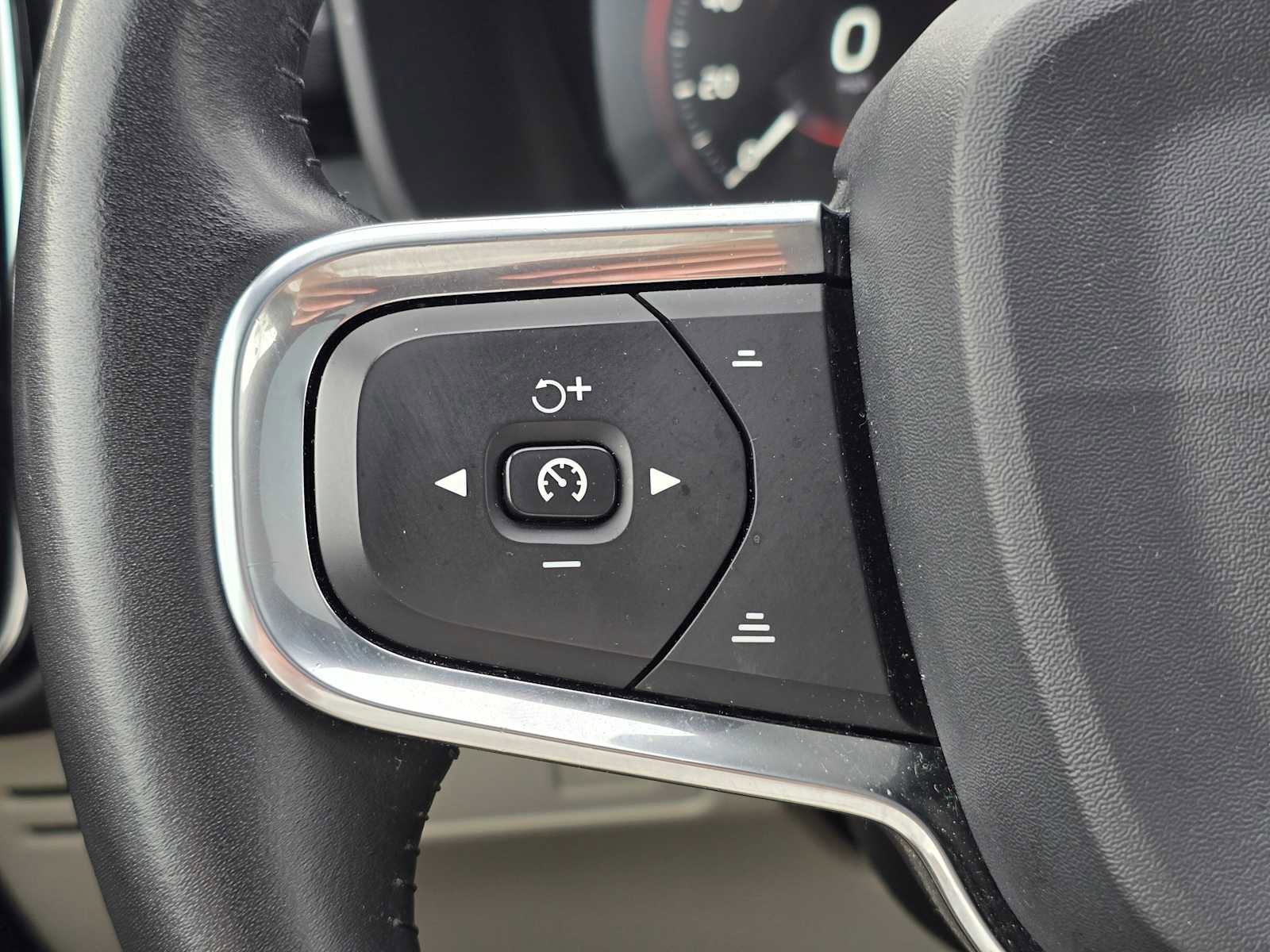 Used 2019 Volvo XC40 T5 Momentum image 34