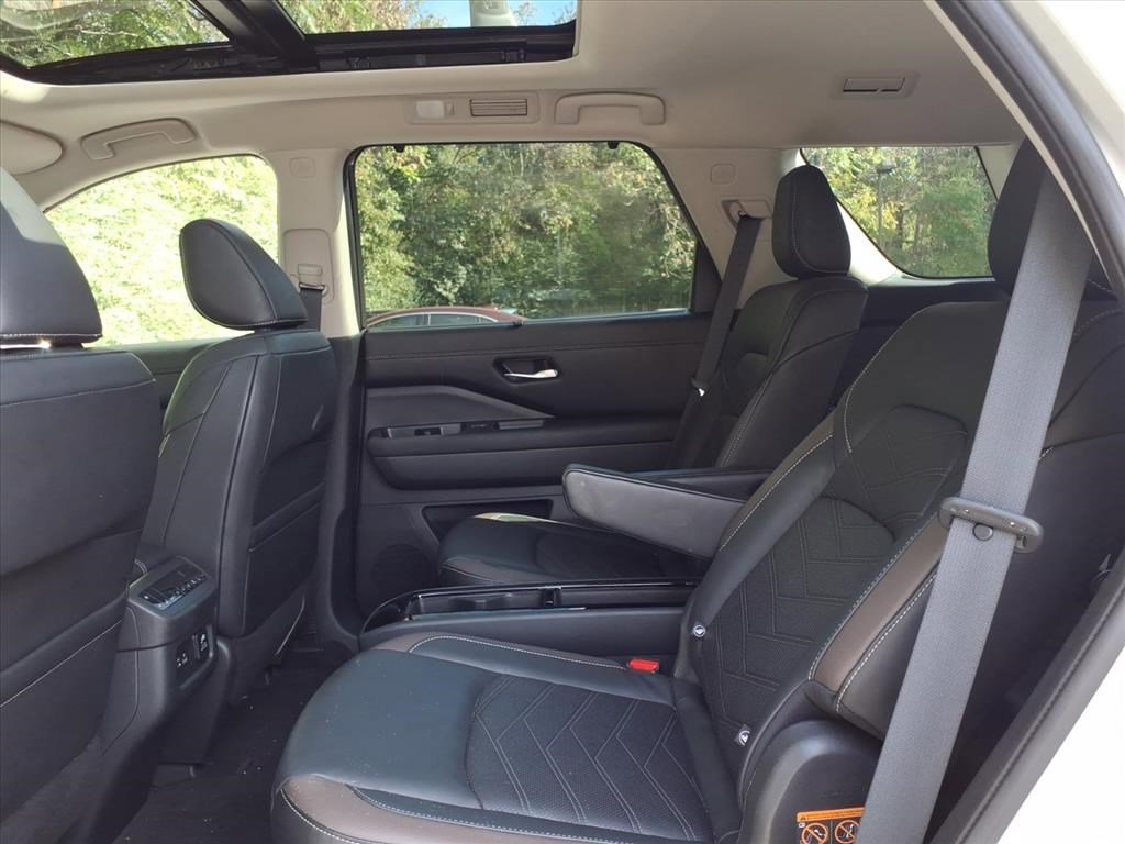 Used 2022 Nissan Pathfinder Platinum w/ Cargo Package image 14