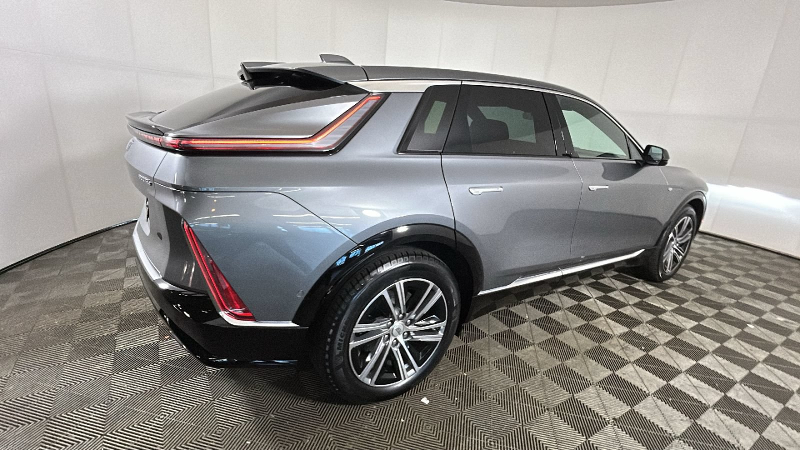 Used 2023 Cadillac Lyriq AWD video 3