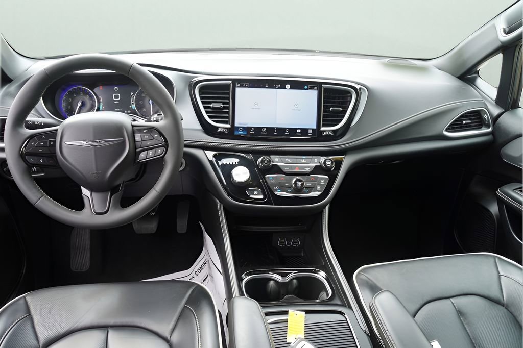 Used 2025 Chrysler Pacifica Limited image 12