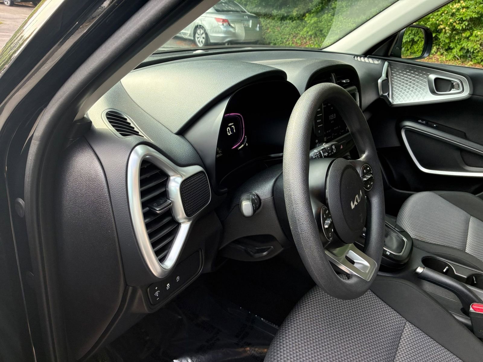 Used 2025 Kia Soul LX w/ LX Technology Package FWD image 34