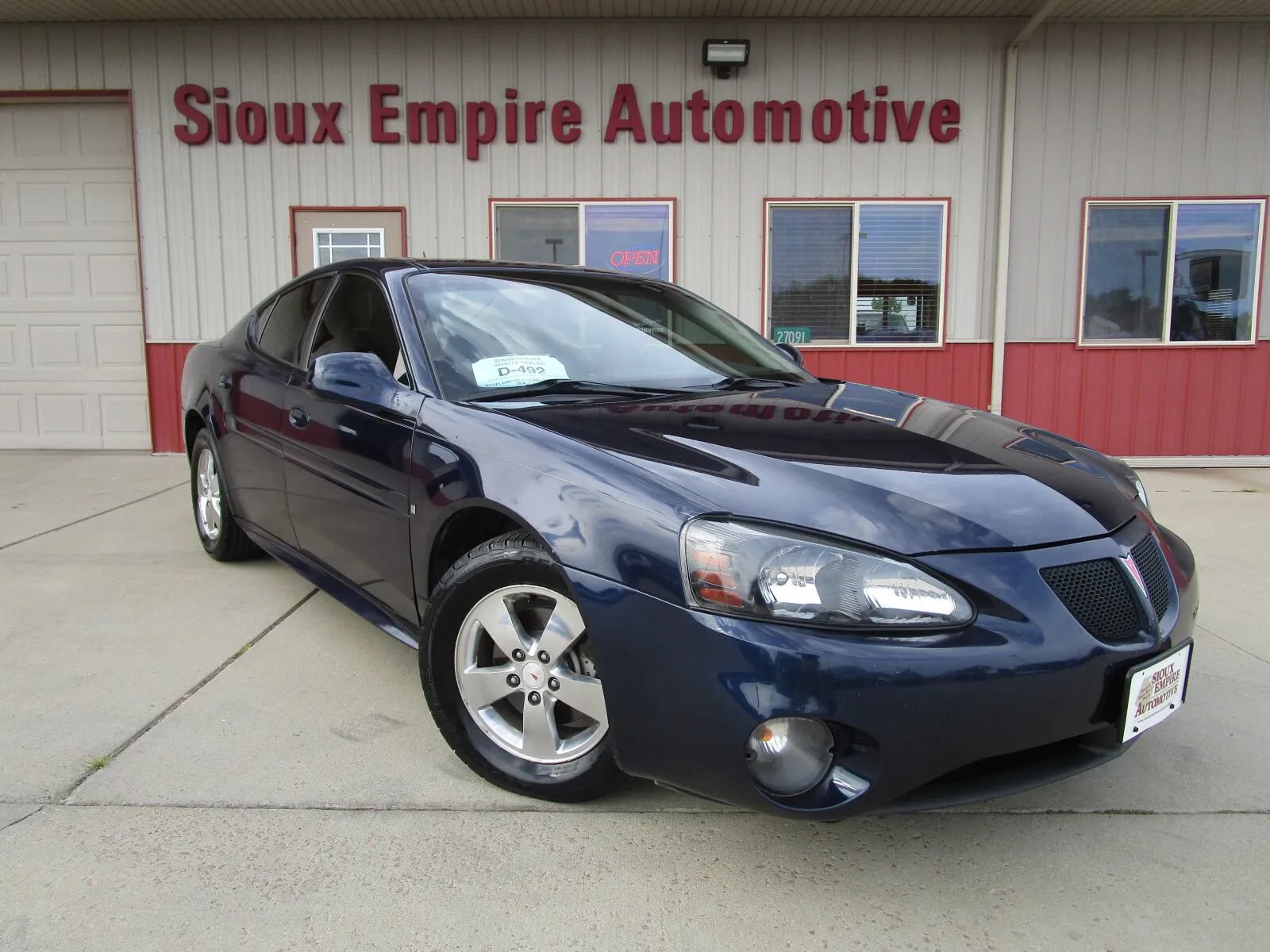 Used 2007 Pontiac Grand Prix w/ Sun And Sound Package FWD image 1