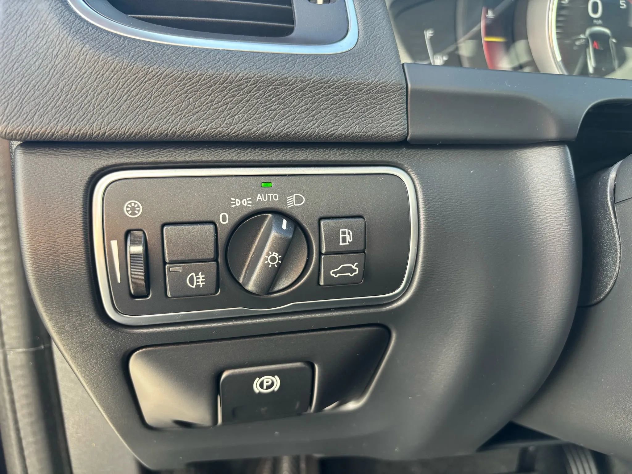 Used 2017 Volvo V60 T5 Premier w/ Convenience Package image 30