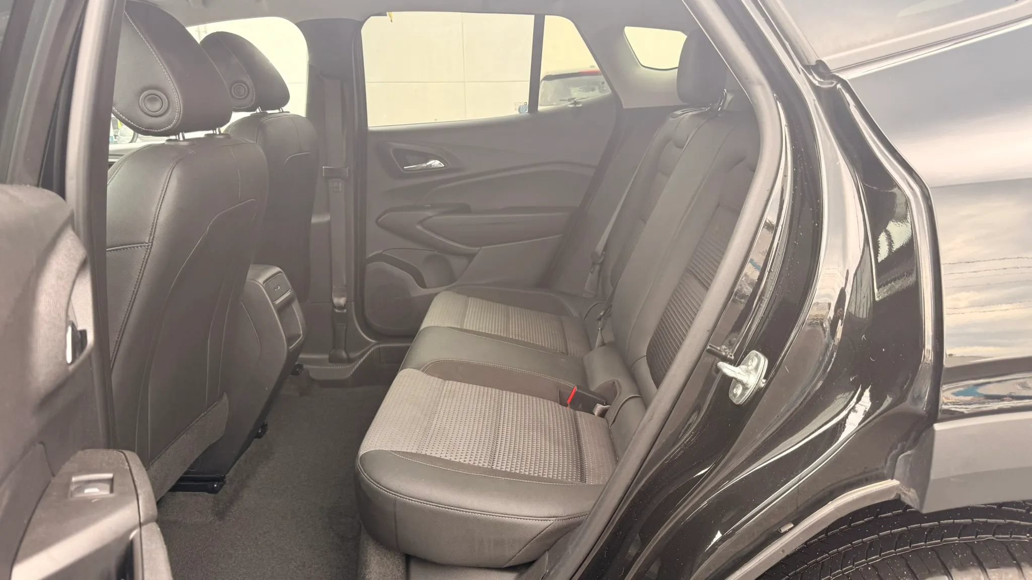 Used 2025 Chevrolet Trax LT FWD image 13