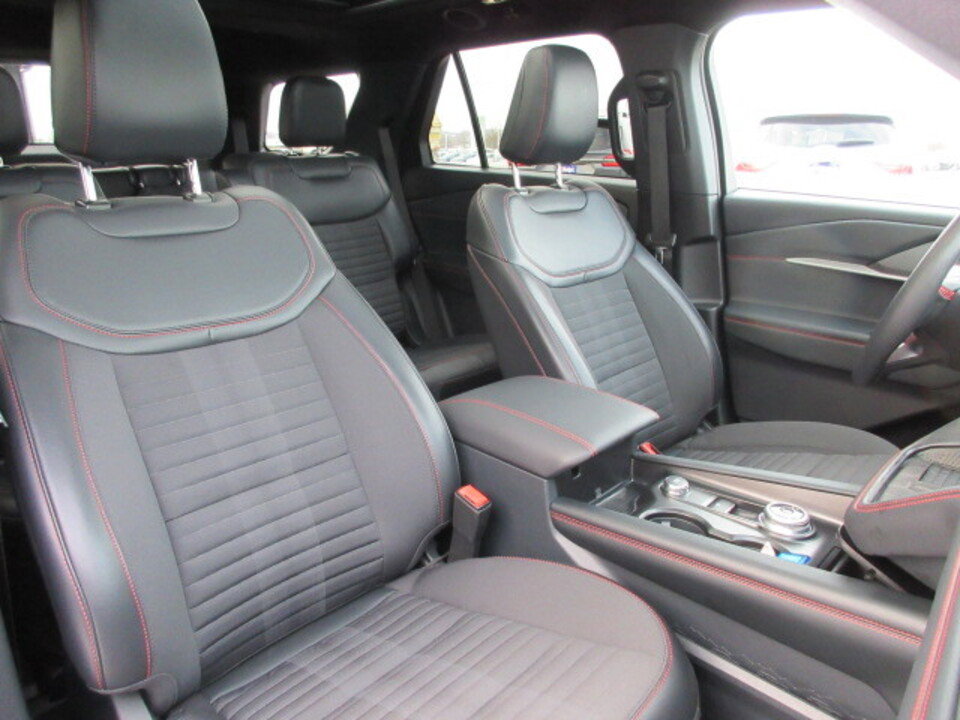Used 2025 Ford Explorer ST-Line w/ Premium Package image 43