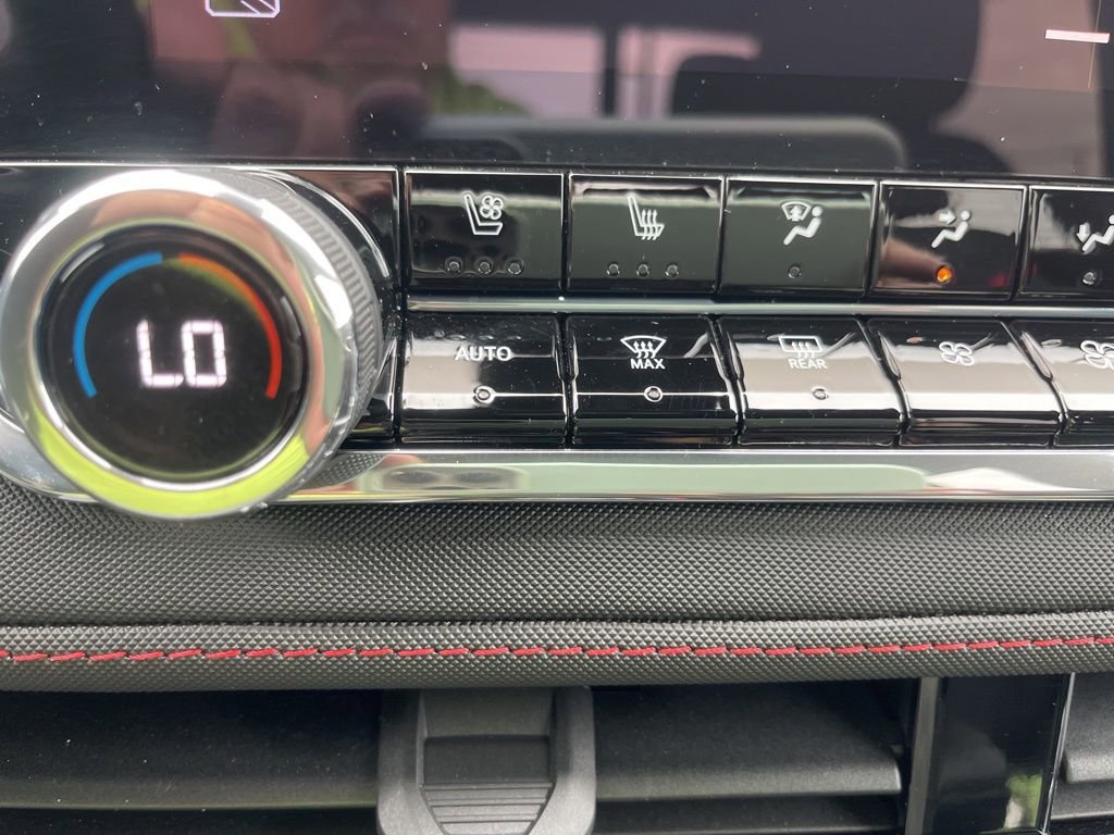 Used 2025 Chevrolet Colorado Z71 w/ Midnight Edition image 33