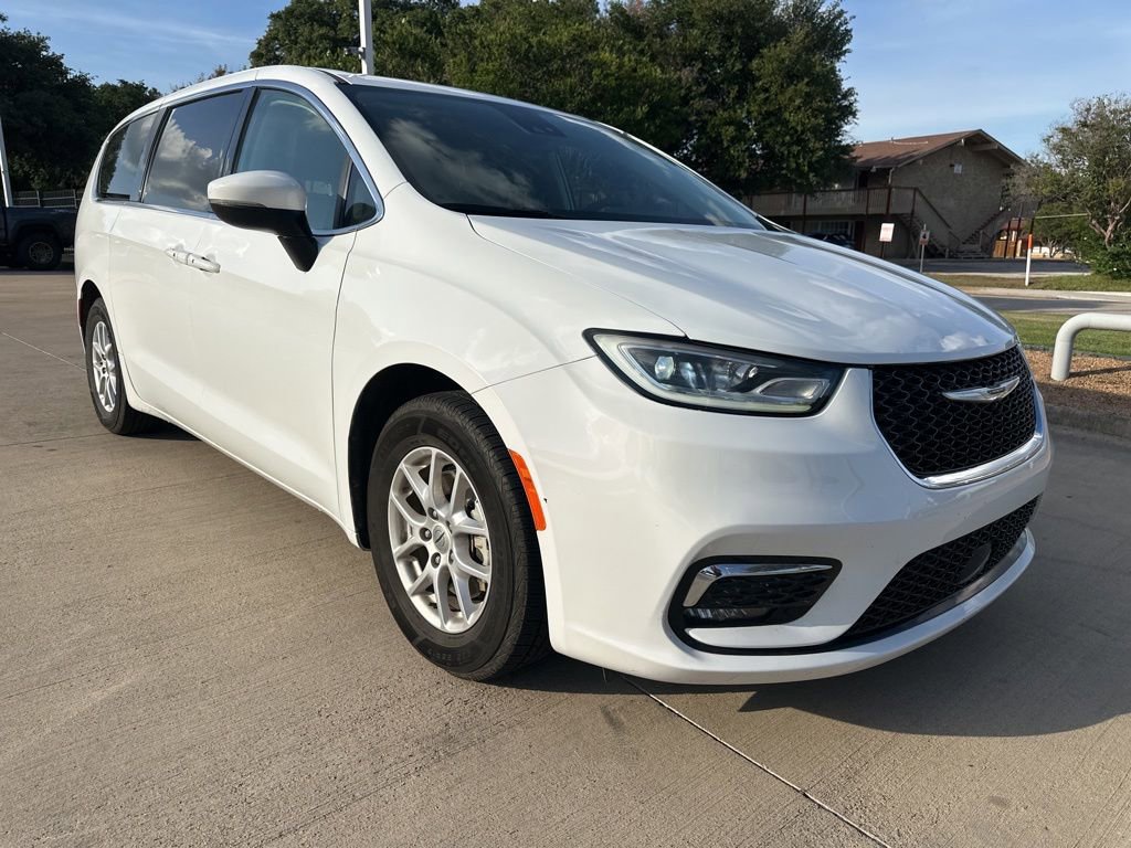 Used 2023 Chrysler Pacifica Touring-L FWD image 8