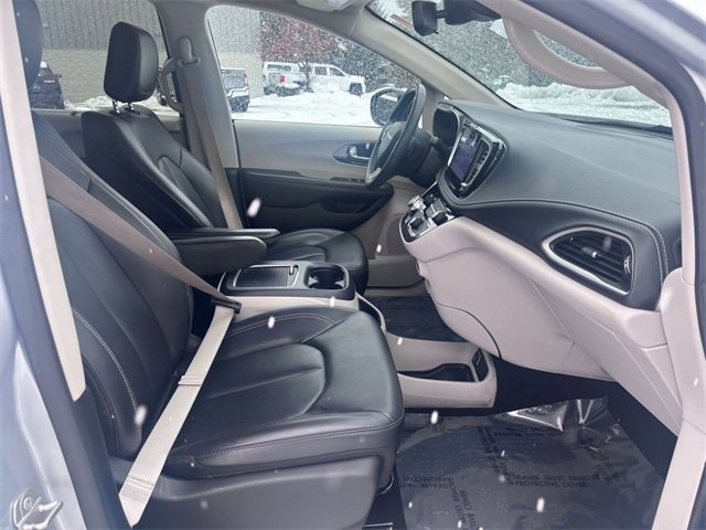 Used 2023 Chrysler Pacifica Touring-L image 28