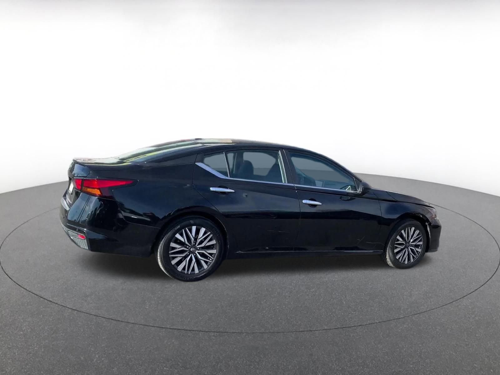 Used 2025 Nissan Altima 2.5 SV image 15