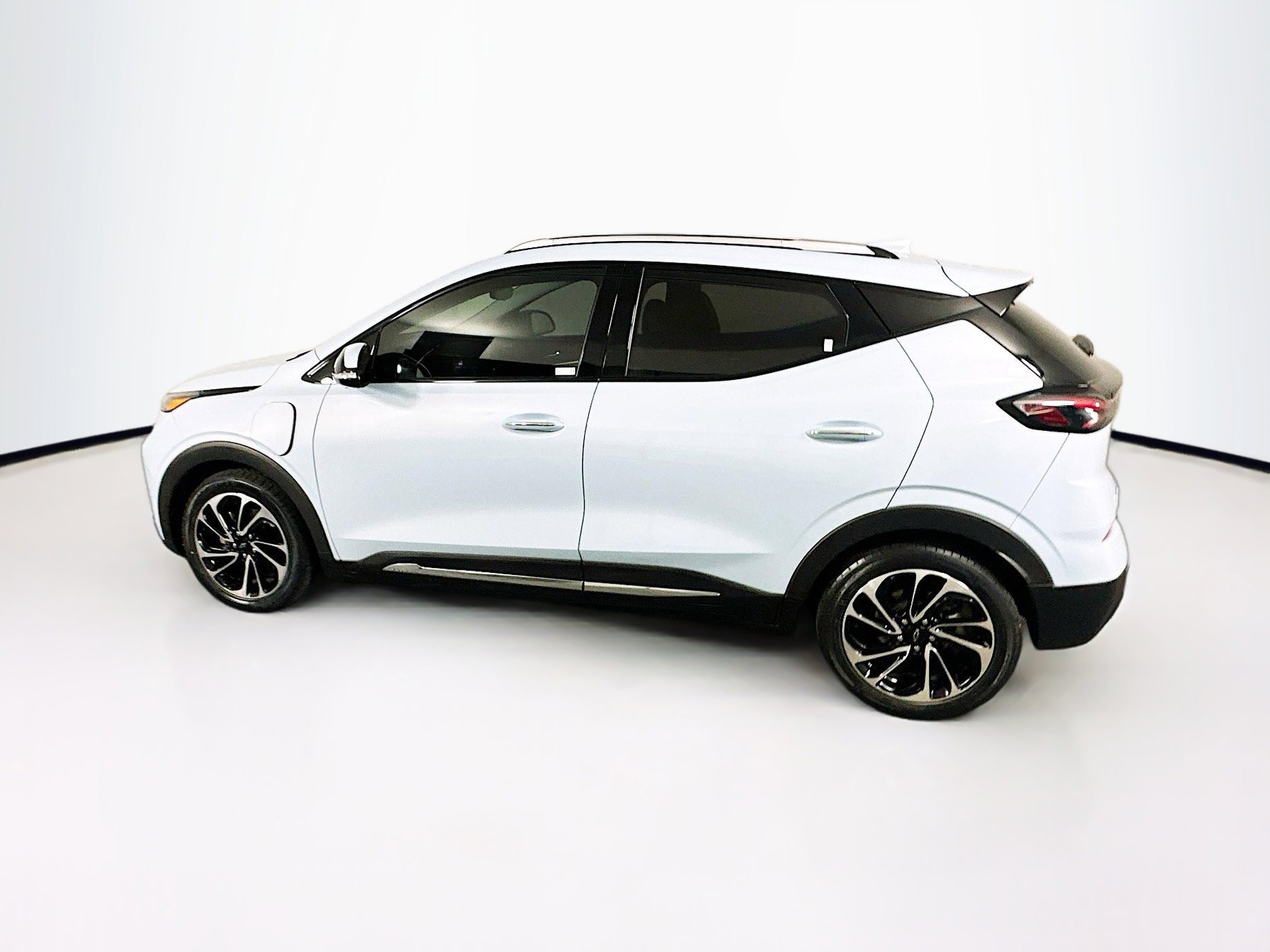 Used 2022 Chevrolet Bolt EUV Premier w/ Sun & Sound Package image 4