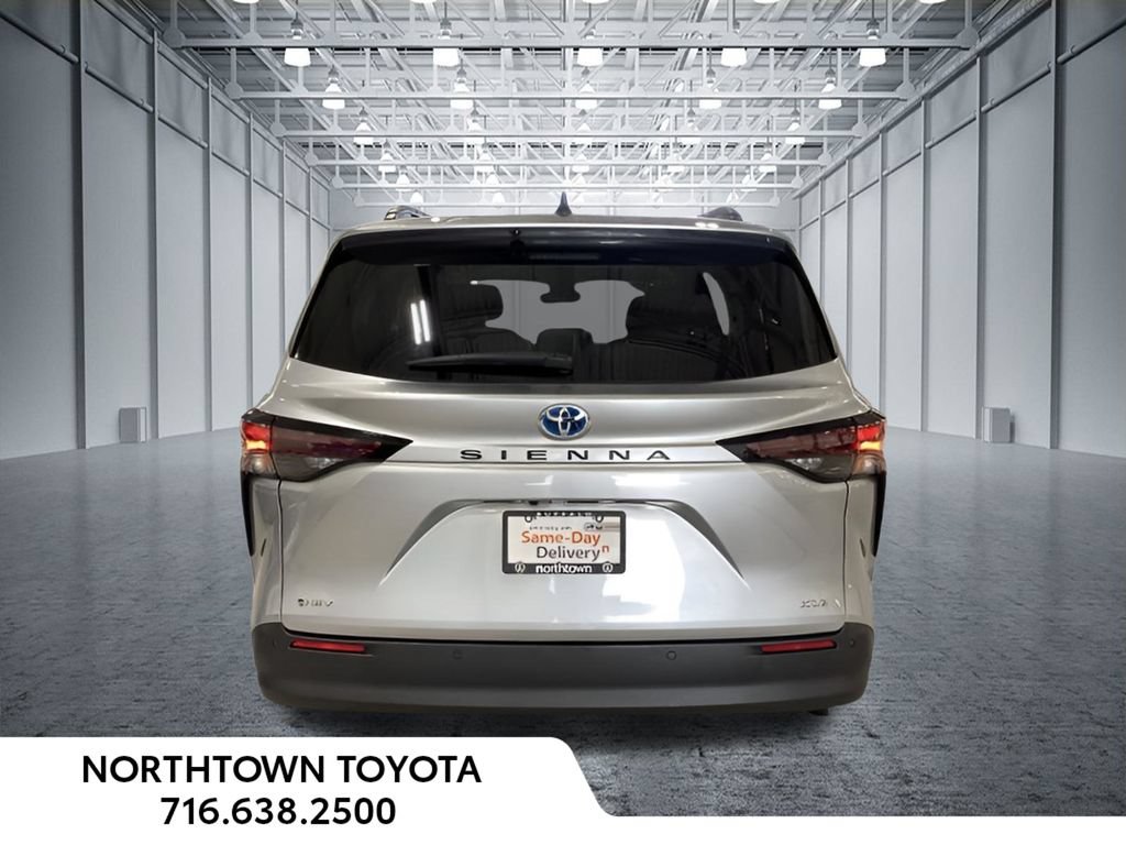 Used 2025 Toyota Sienna XLE FWD image 28