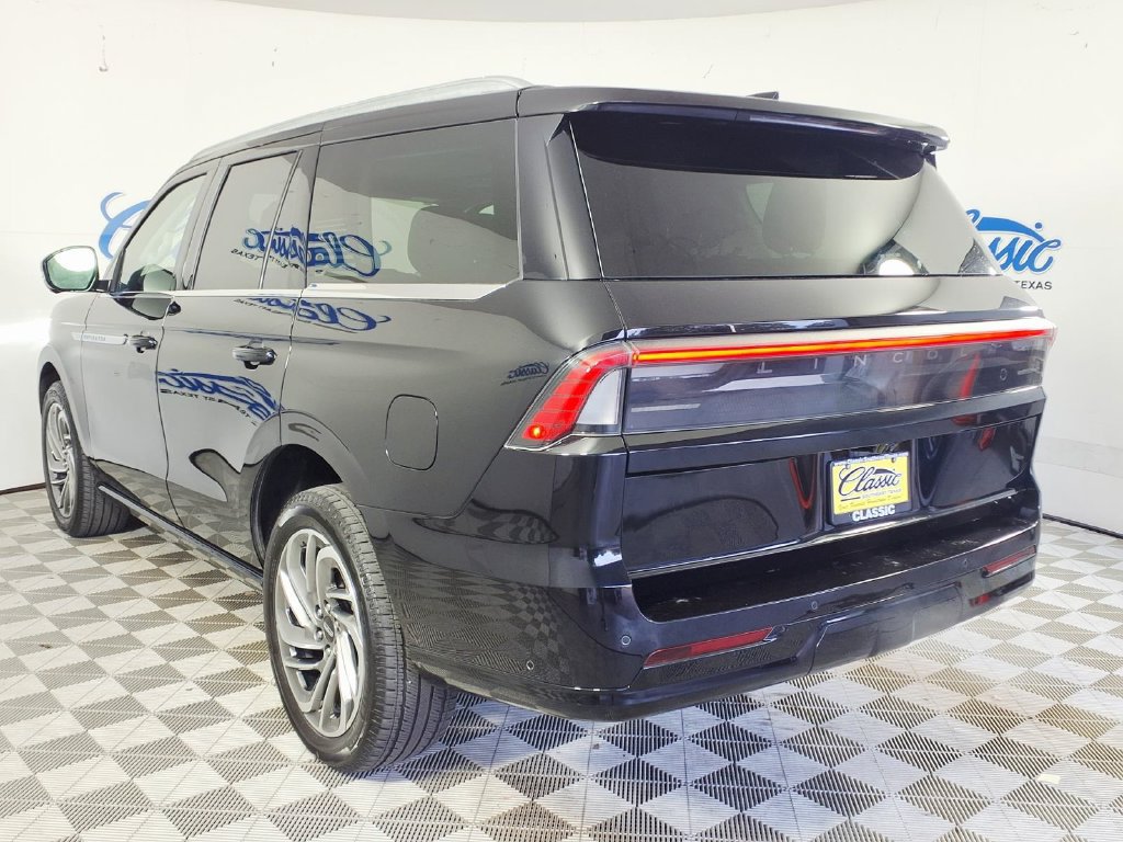 Used 2025 Lincoln Navigator Reserve AWD/4WD image 2