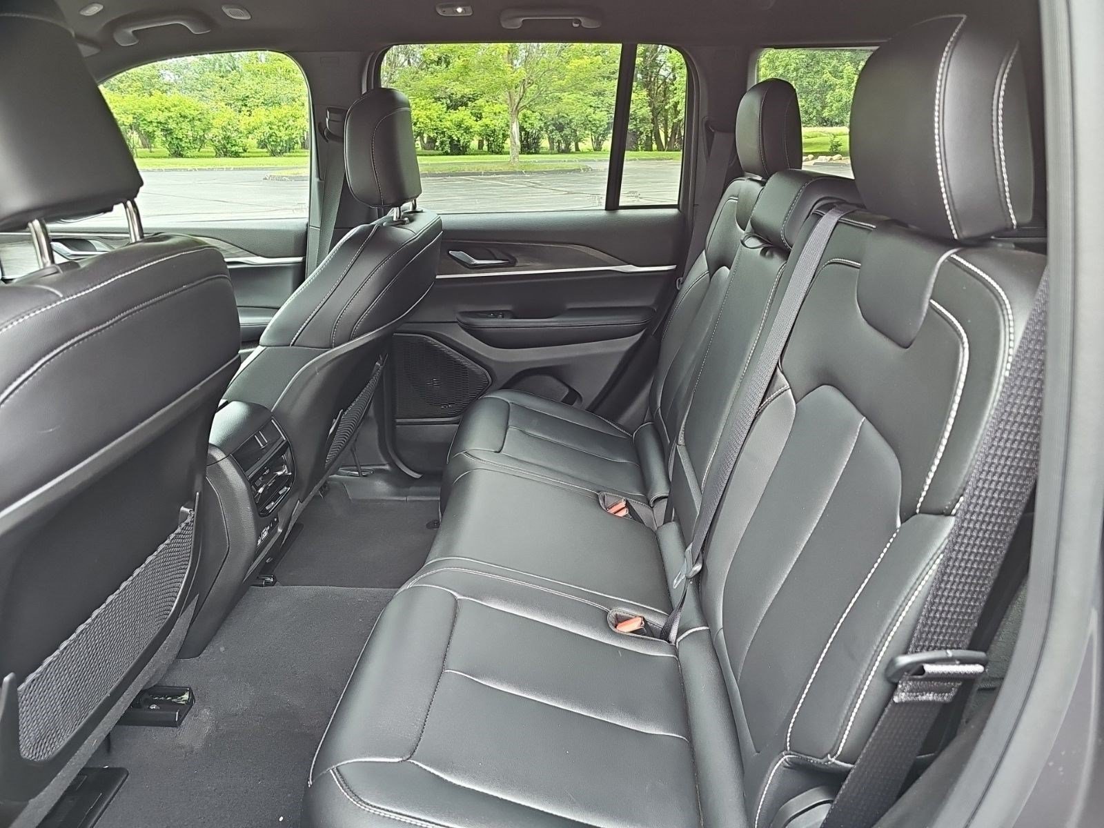 Used 2025 Jeep Grand Cherokee Limited AWD/4WD image 17