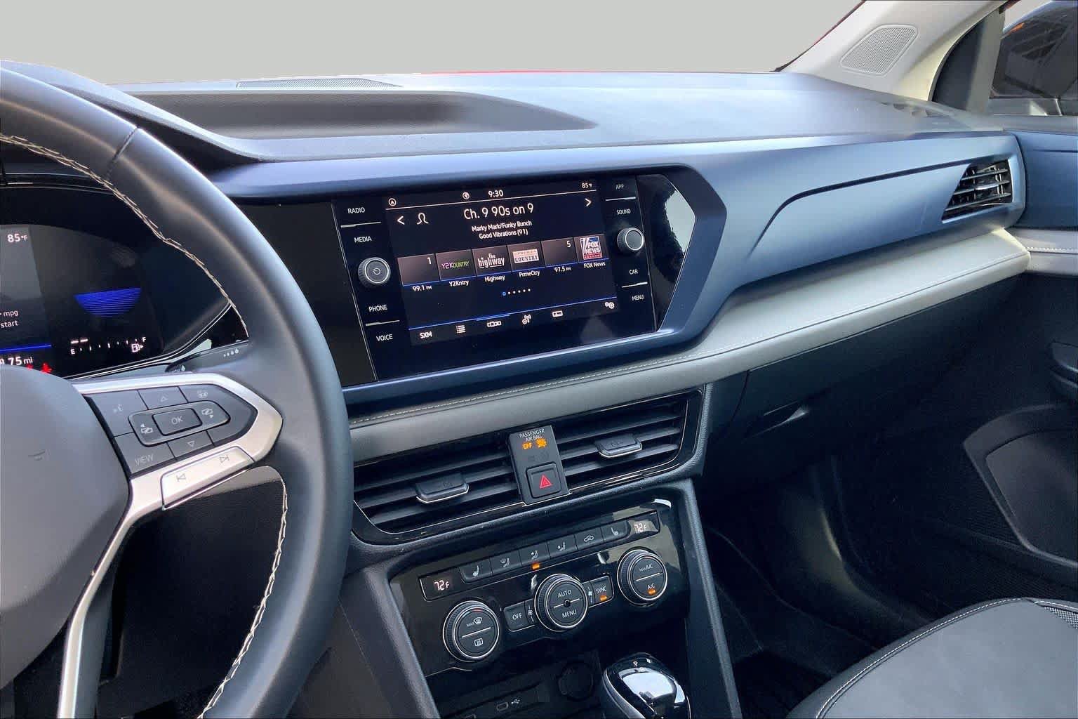 Used 2024 Volkswagen Taos SE w/ Panoramic Sunroof Package FWD image 7