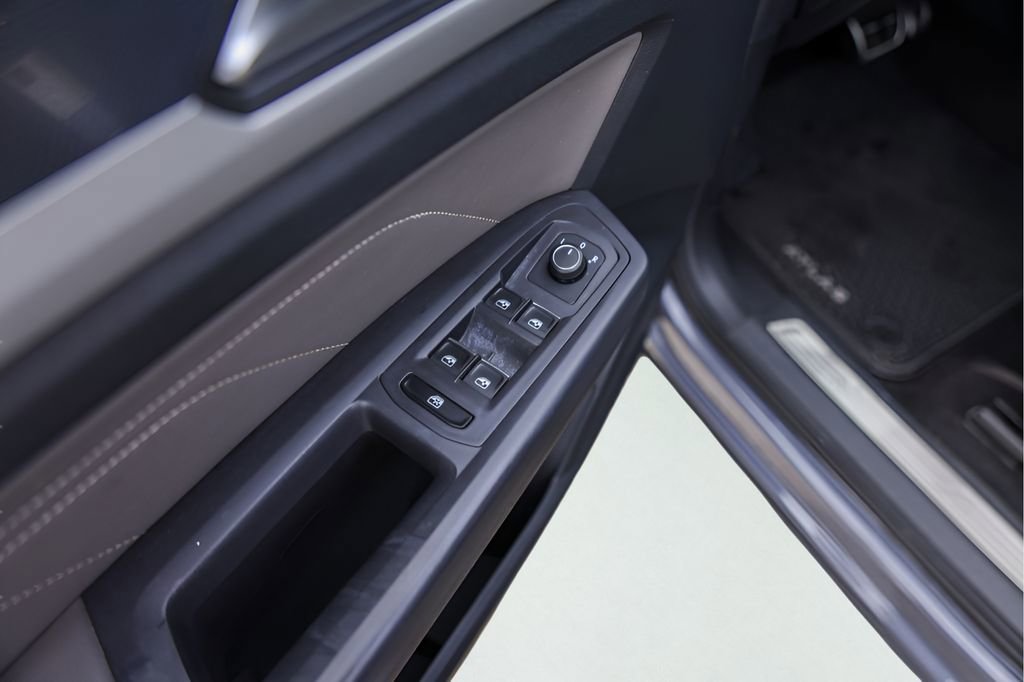 Used 2021 Volkswagen Atlas Cross Sport SE w/ Panoramic Sunroof Package FWD image 27
