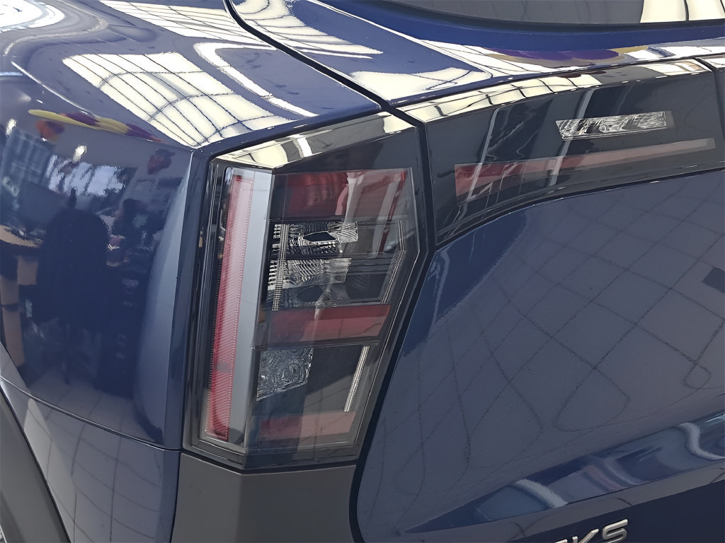 Certified 2025 Nissan Kicks SR FWD image 37