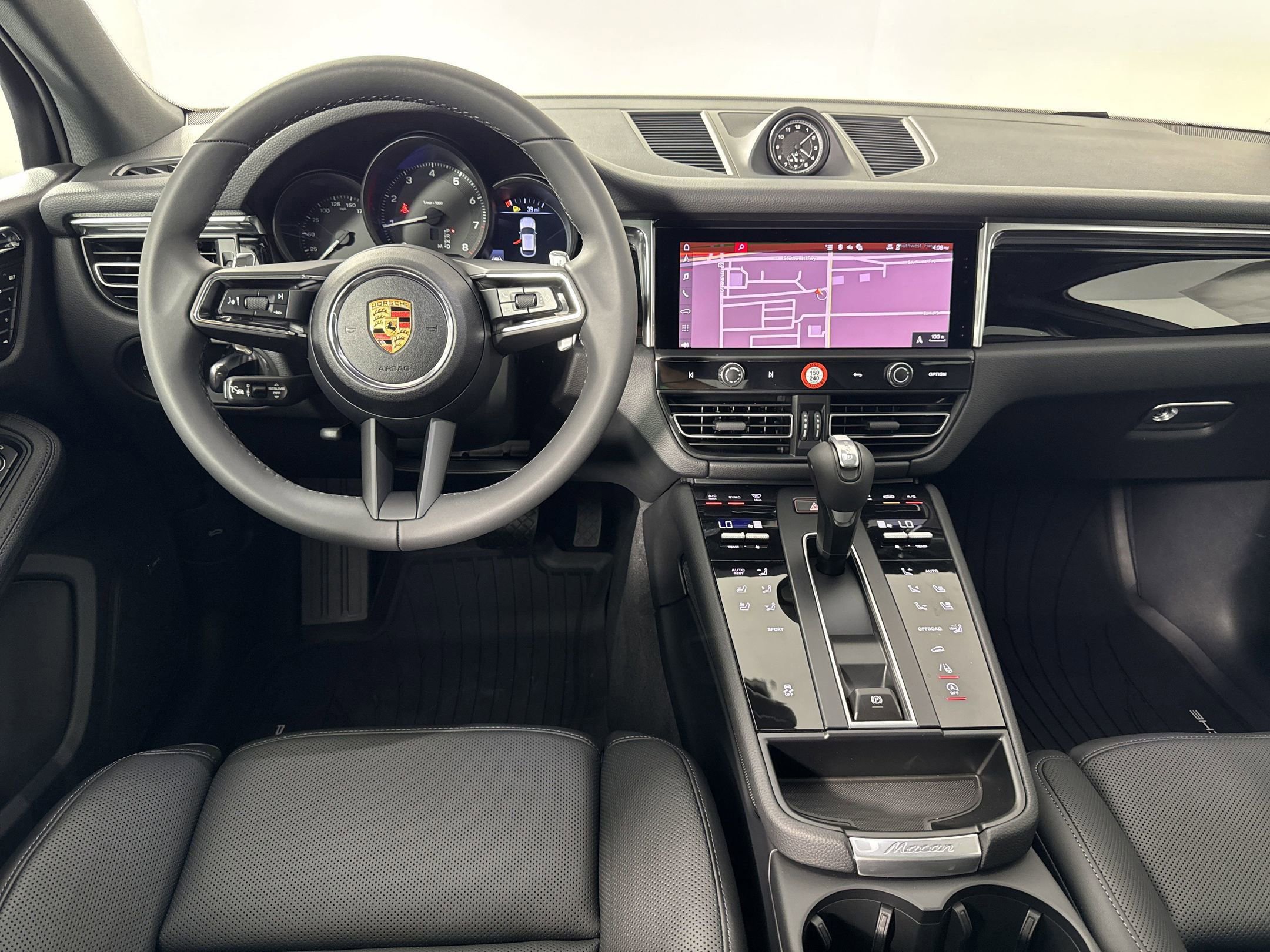 Certified 2025 Porsche Macan image 27