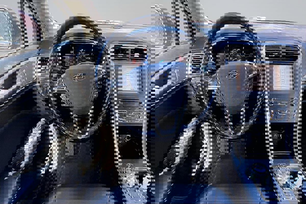 Used 2017 Ford Fusion SE w/ Equipment Group 201A image 5