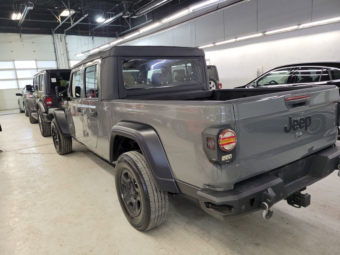 Used 2021 Jeep Gladiator Sport image 4