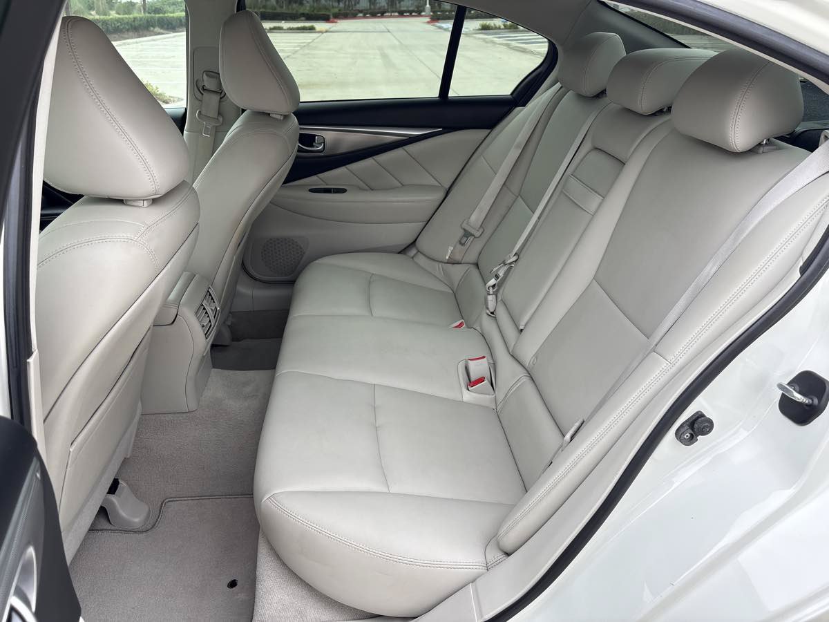 Used 2017 INFINITI Q50 Signature Edition w/ All Weather Package (L93) RWD image 12