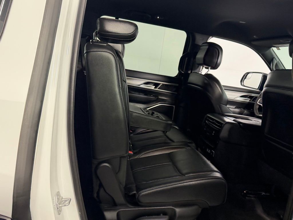 Used 2025 Jeep Wagoneer 4WD image 26
