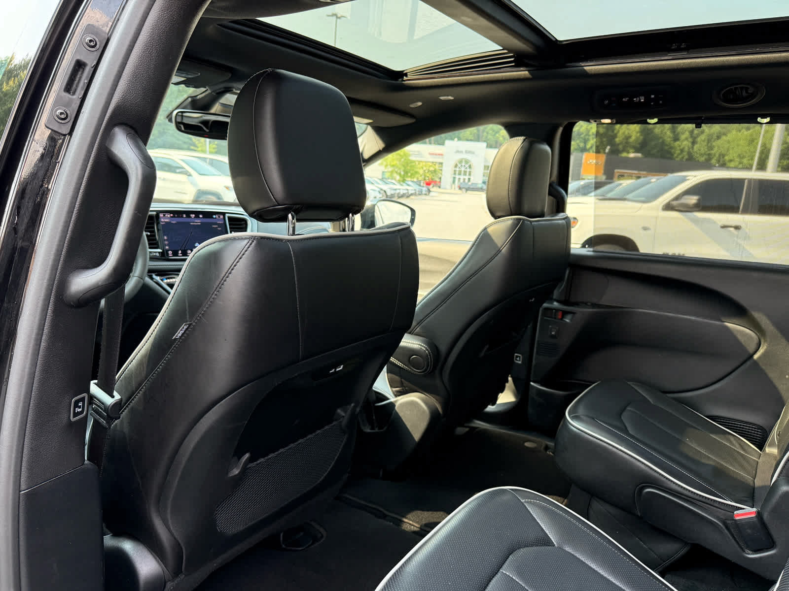 Used 2025 Chrysler Pacifica Limited FWD image 25