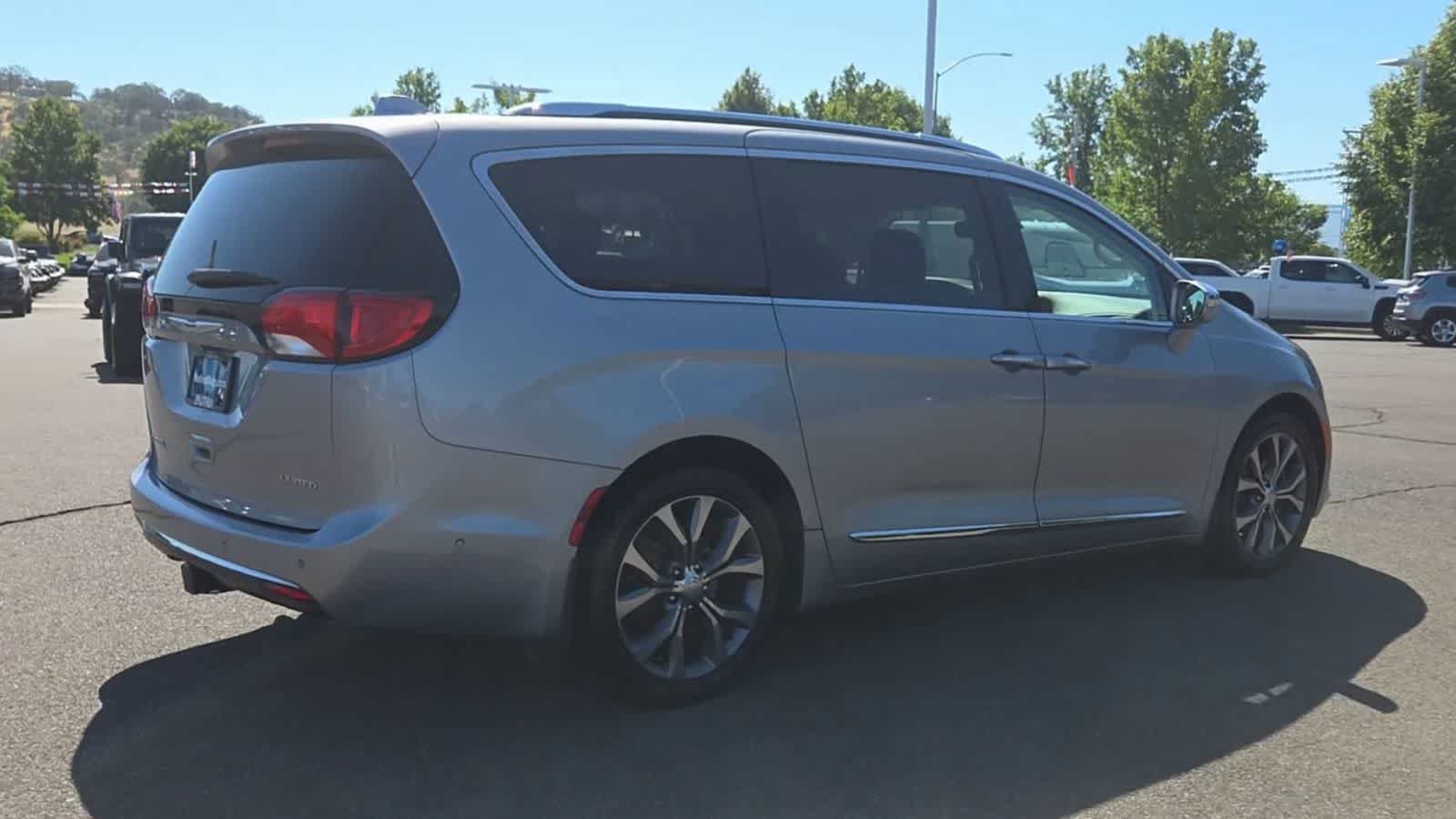 Used 2017 Chrysler Pacifica Limited FWD image 8