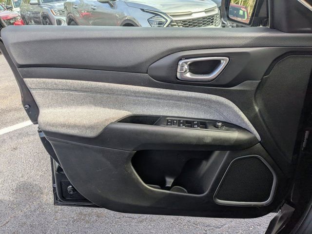 Used 2025 Jeep Compass Latitude image 11