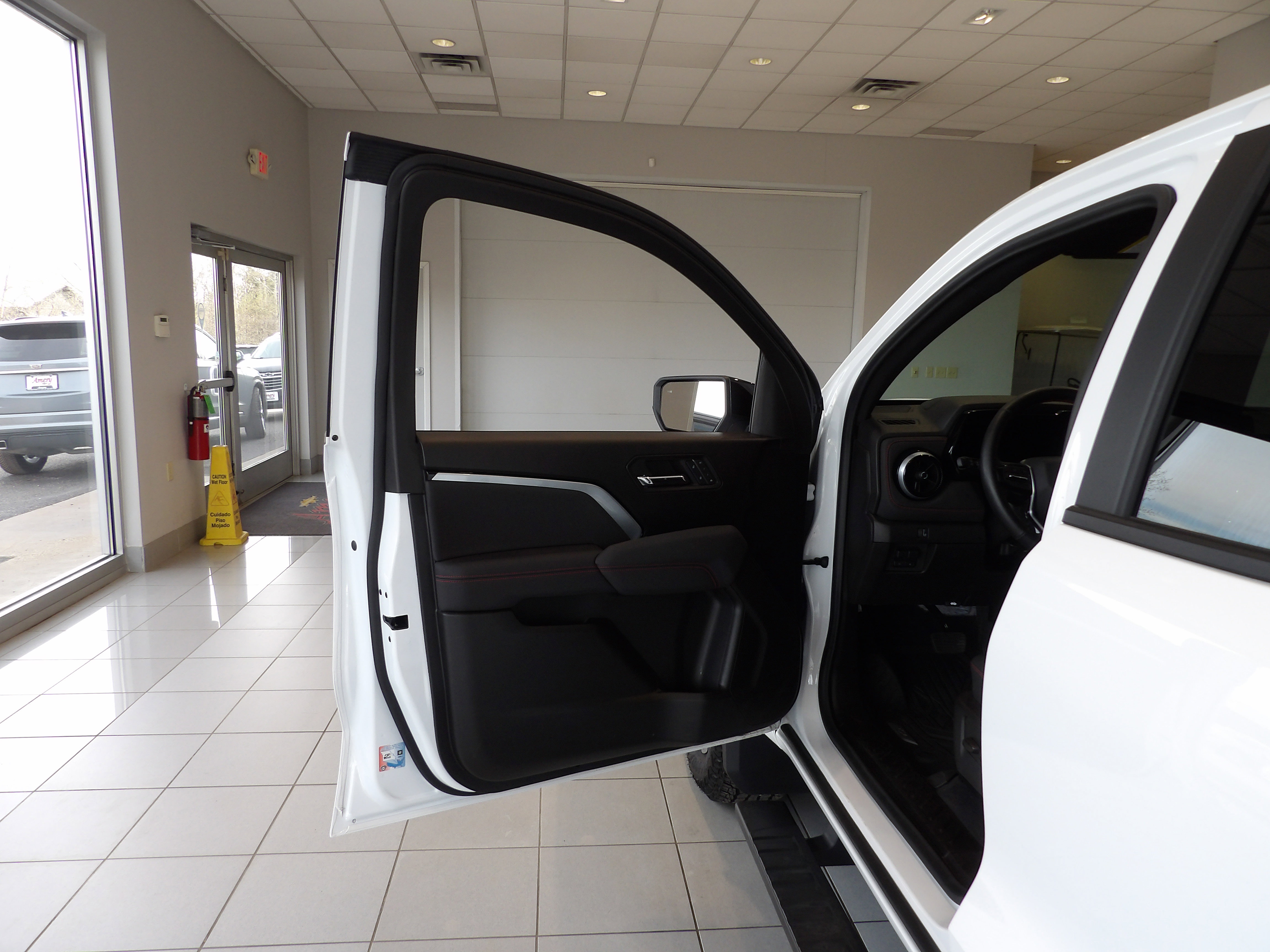 Used 2024 Chevrolet Colorado Z71 w/ Z71 Convenience Package 2 image 8