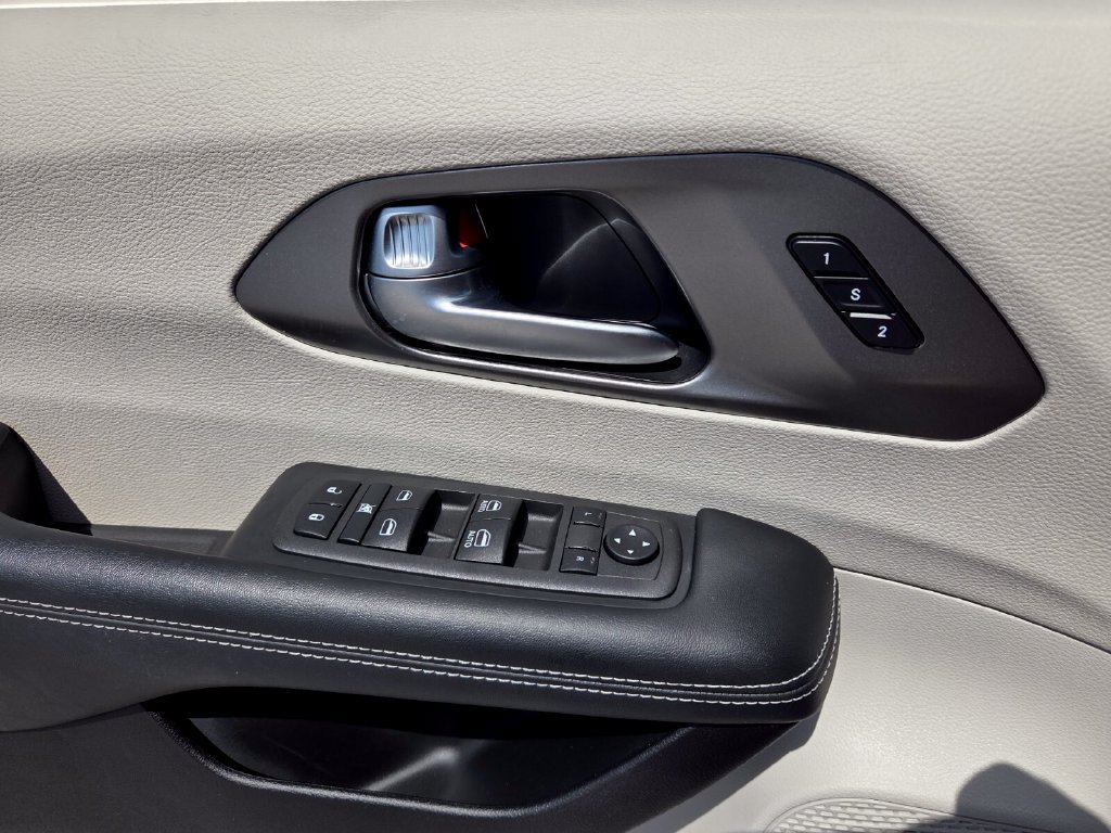 Used 2022 Chrysler Pacifica Touring-L AWD/4WD image 22