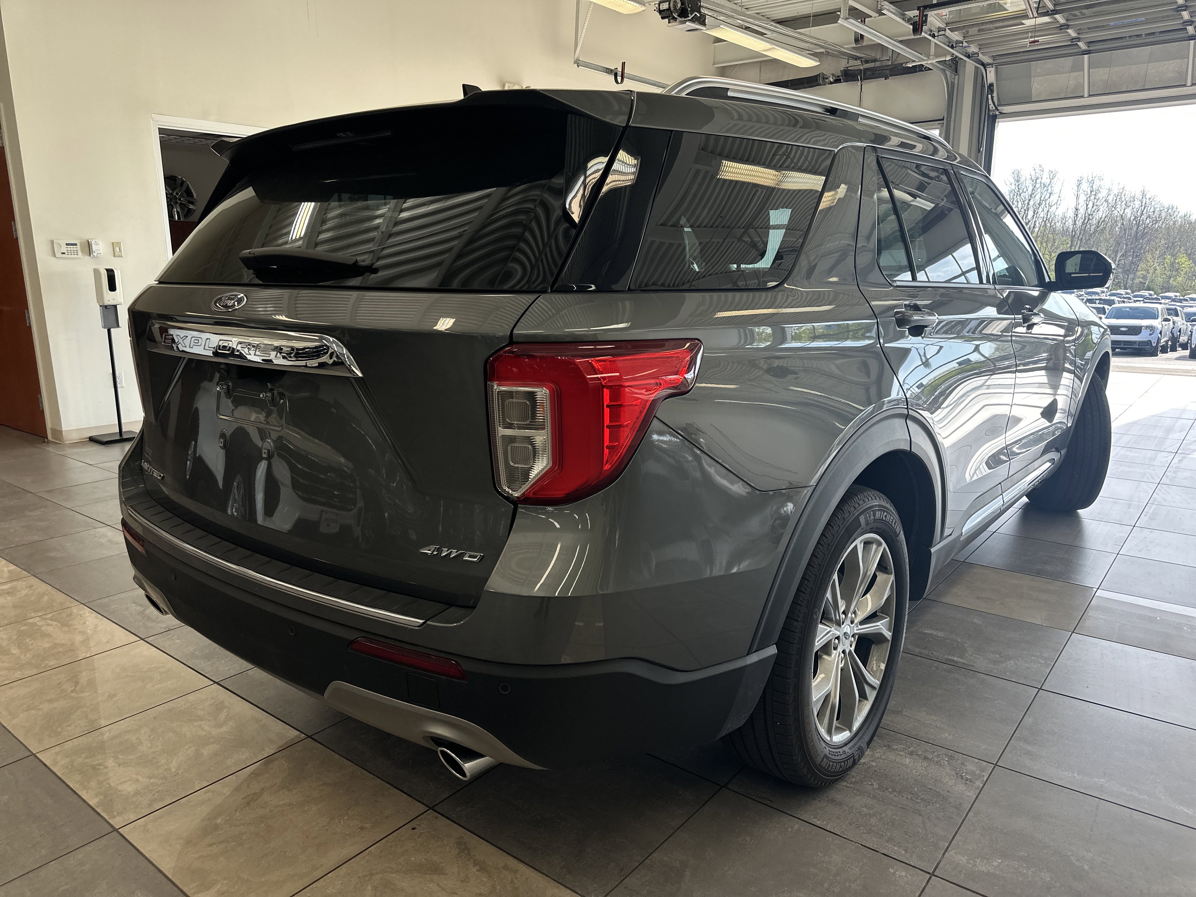 Used 2024 Ford Explorer Limited image 4