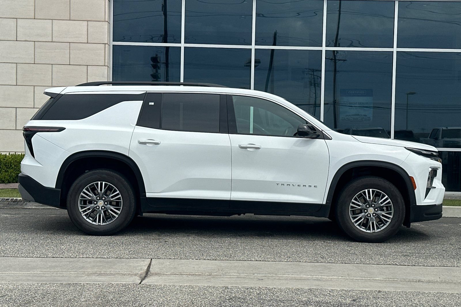 Certified 2024 Chevrolet Traverse LT FWD image 3