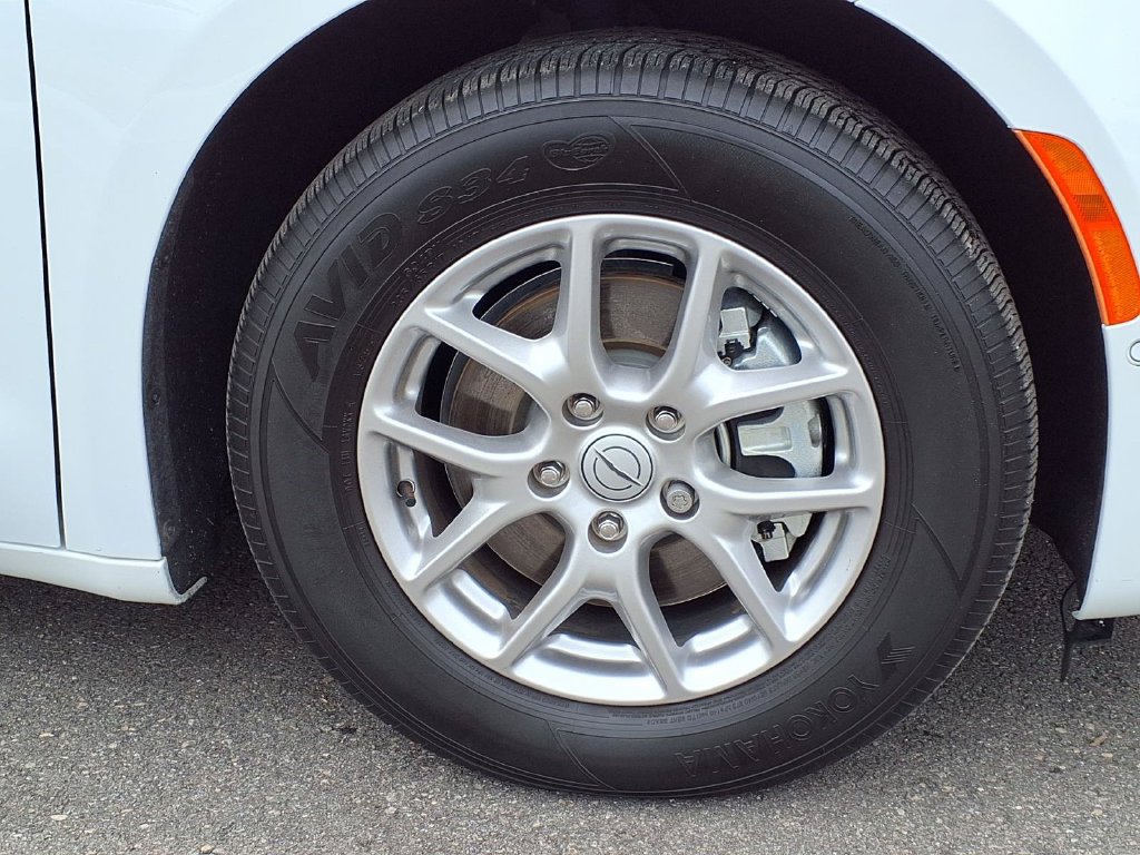 Used 2026 Chrysler Pacifica Select FWD image 11