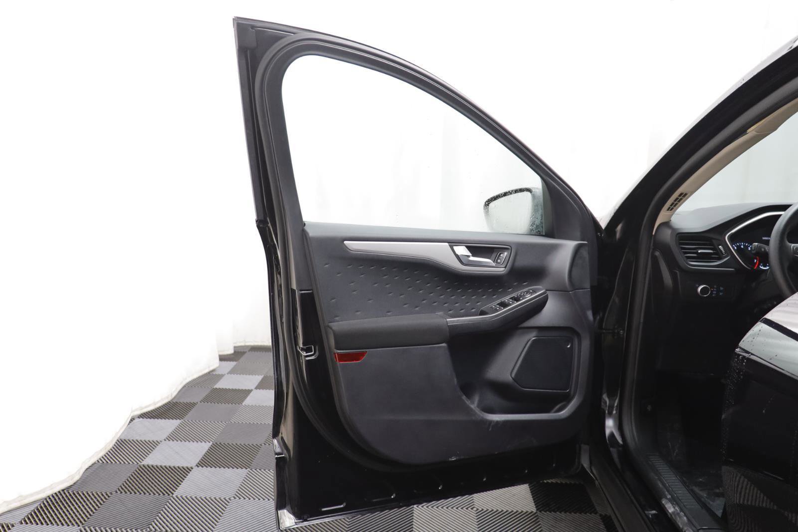 Used 2020 Ford Escape SE image 4