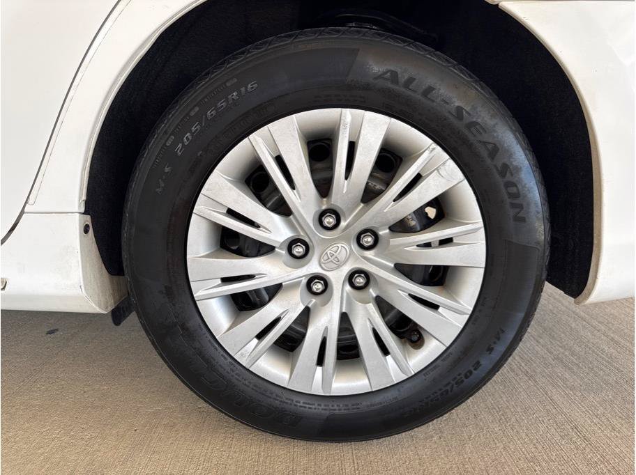 Used 2012 Toyota Camry LE FWD image 24