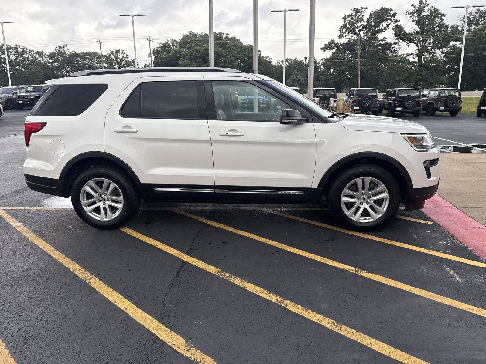 Used 2018 Ford Explorer XLT w/ Equipment Group 202A AWD/4WD image 4