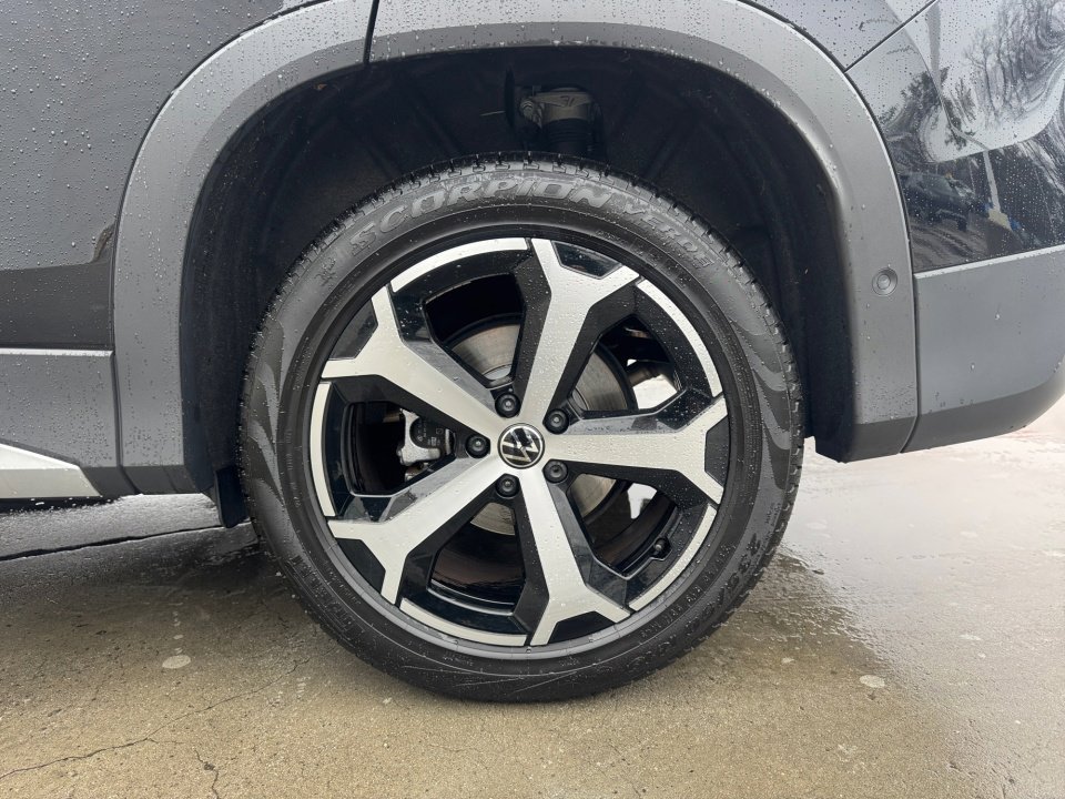 Used 2025 Volkswagen Tiguan SE image 24