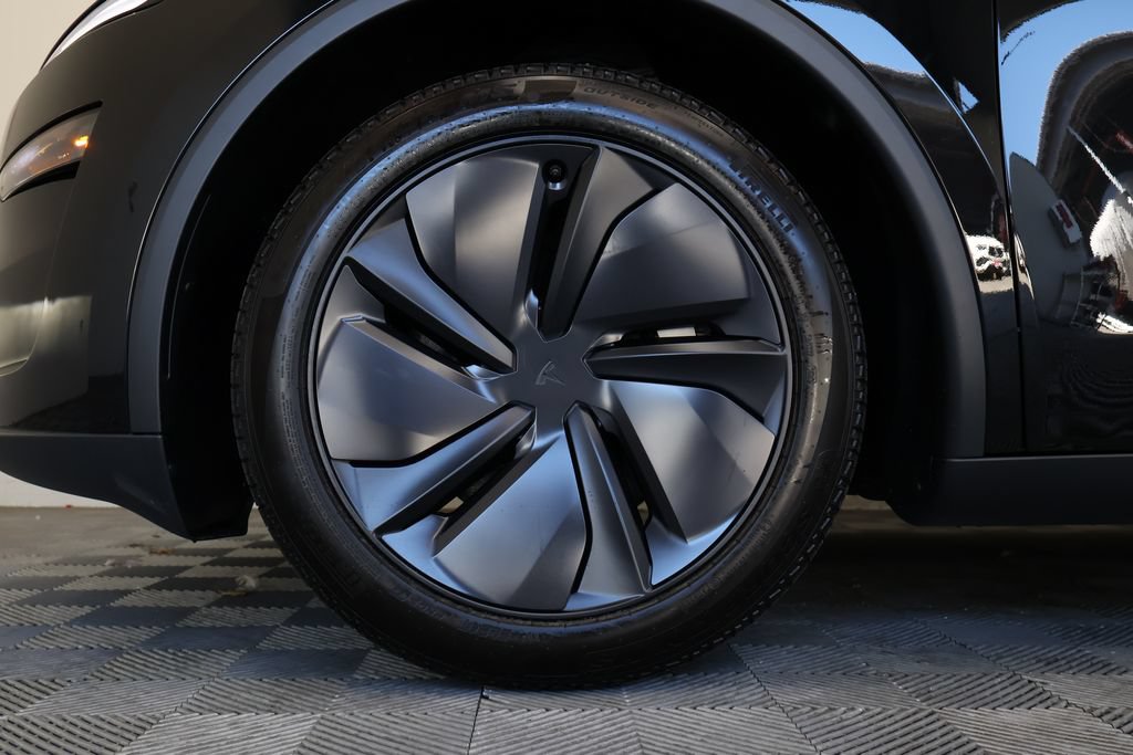 Used 2026 Tesla Model Y 2WD image 9