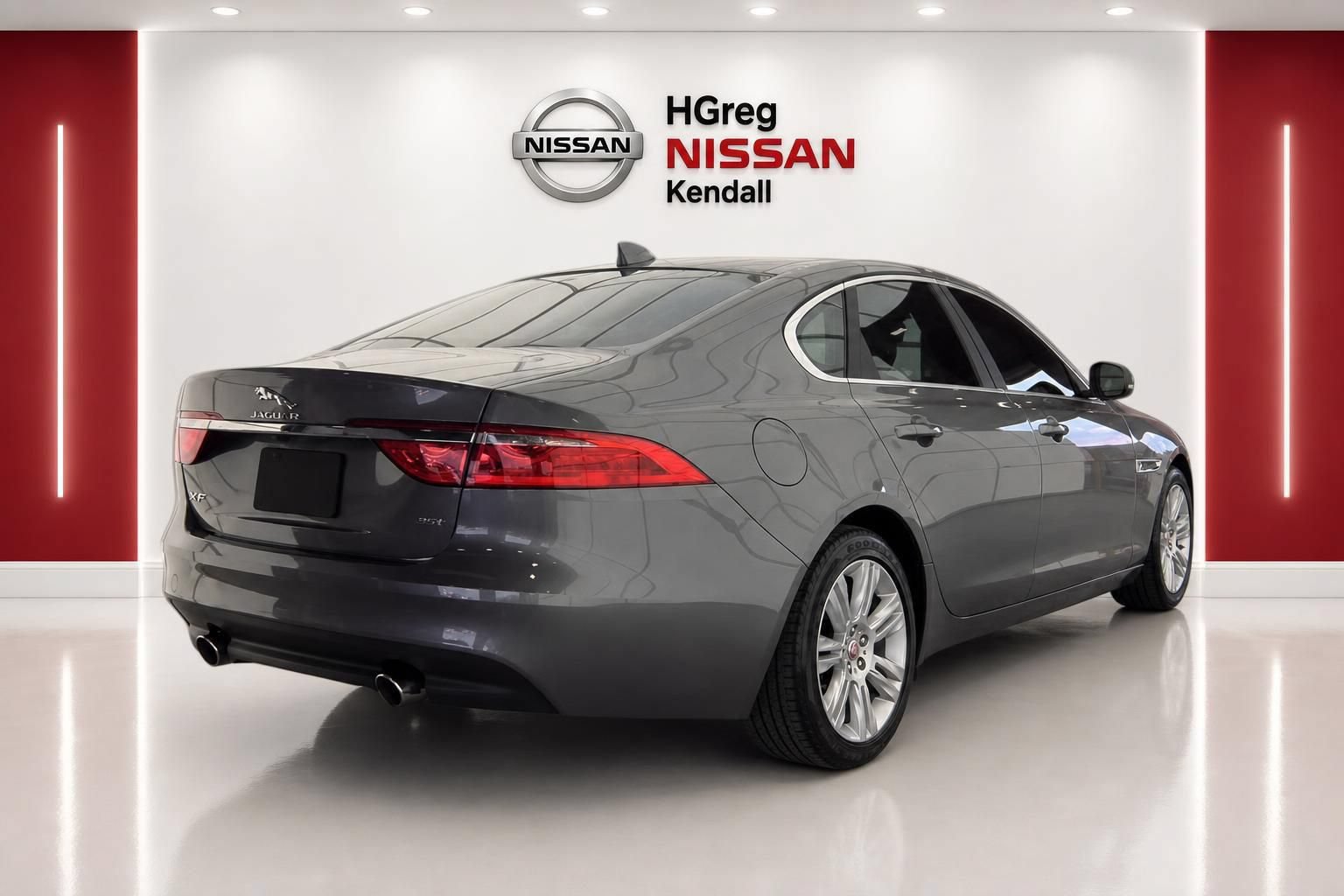 Used 2017 Jaguar XF Premium RWD image 4