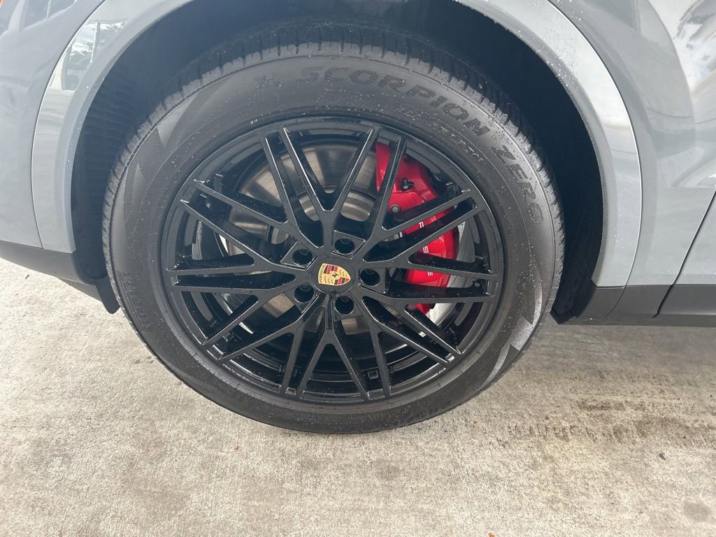 Used 2025 Porsche Cayenne S image 15