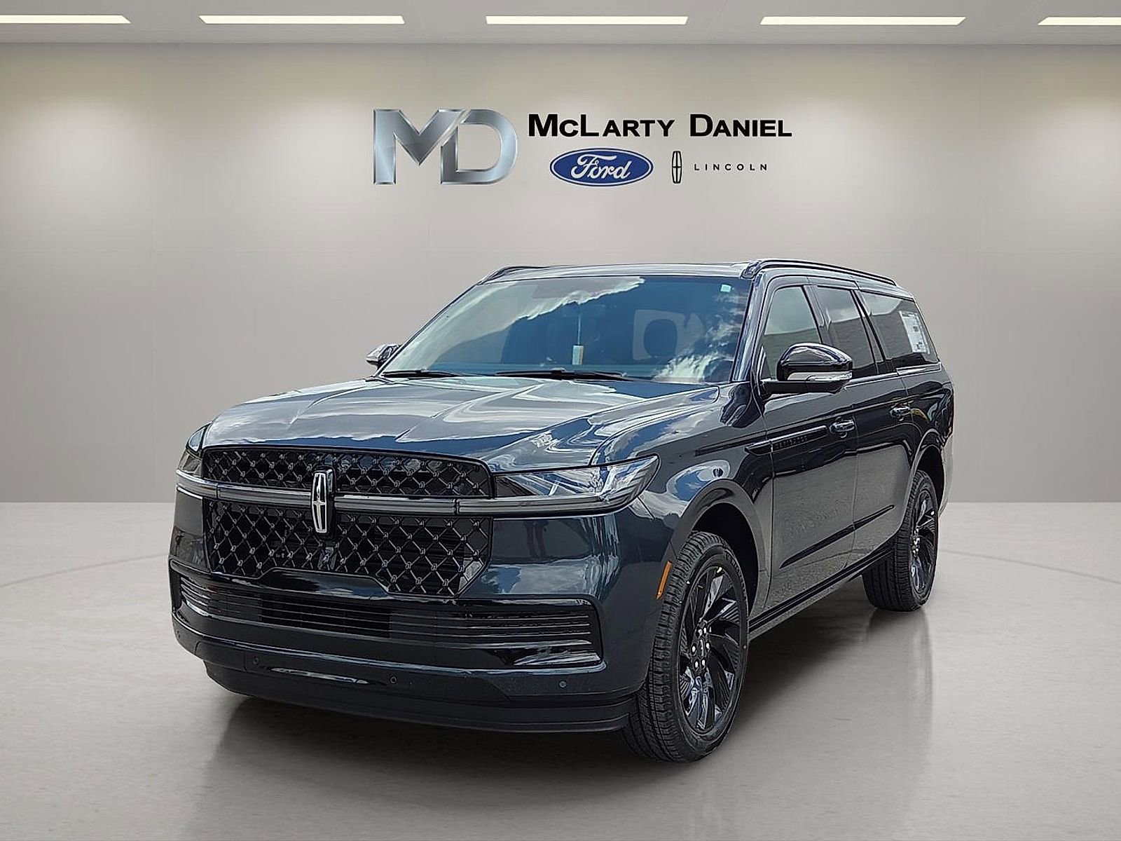 New 2026 Lincoln Navigator L Reserve w/ Jet Appearance Package AWD/4WD image 2
