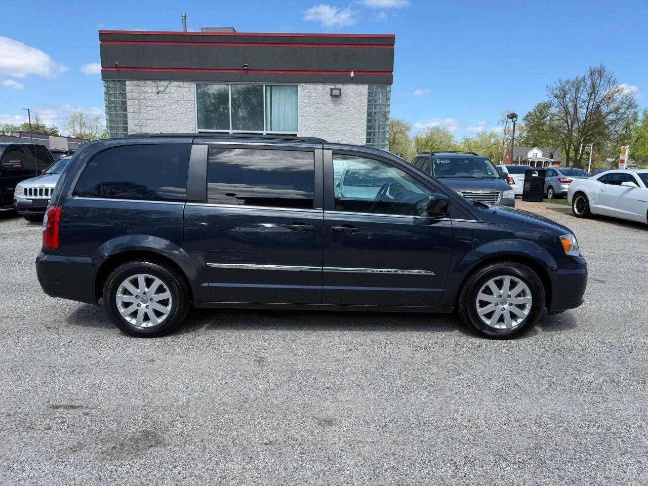 Used 2014 Chrysler Town & Country Touring FWD image 17