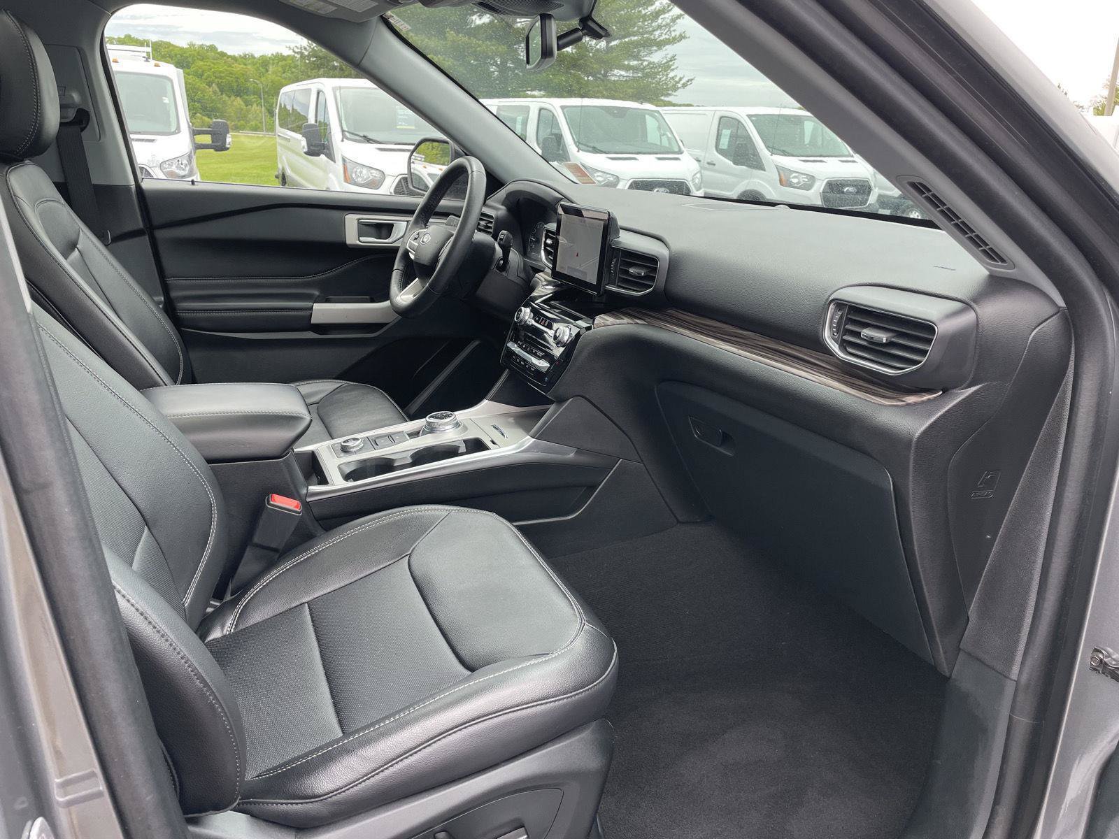 Used 2024 Ford Explorer Limited w/ Equipment Group 301A AWD/4WD image 27