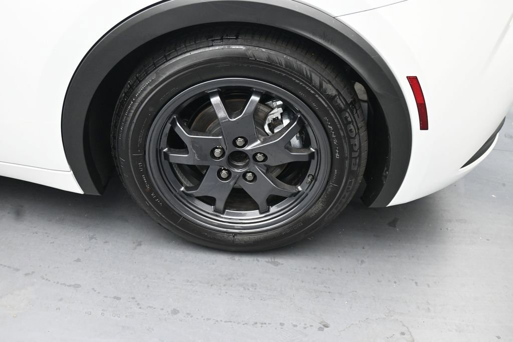 Used 2024 Toyota Prius LE FWD image 15