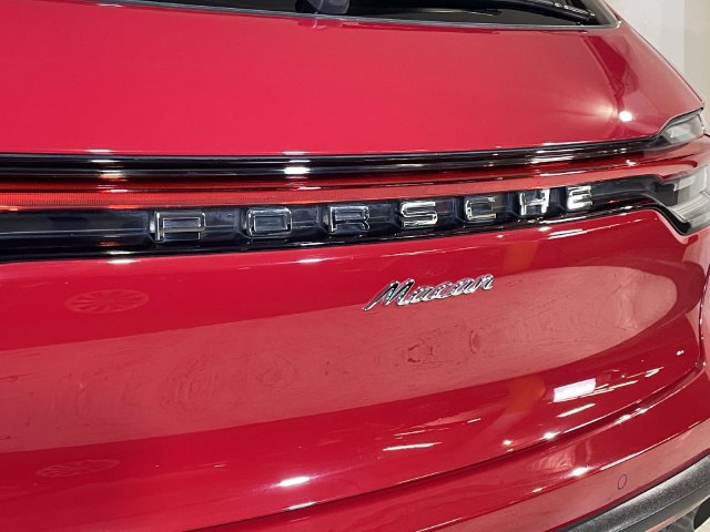 Certified 2022 Porsche Macan AWD/4WD image 16
