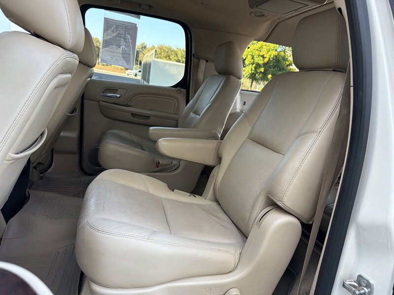 Used 2013 Cadillac Escalade ESV Premium AWD/4WD image 17