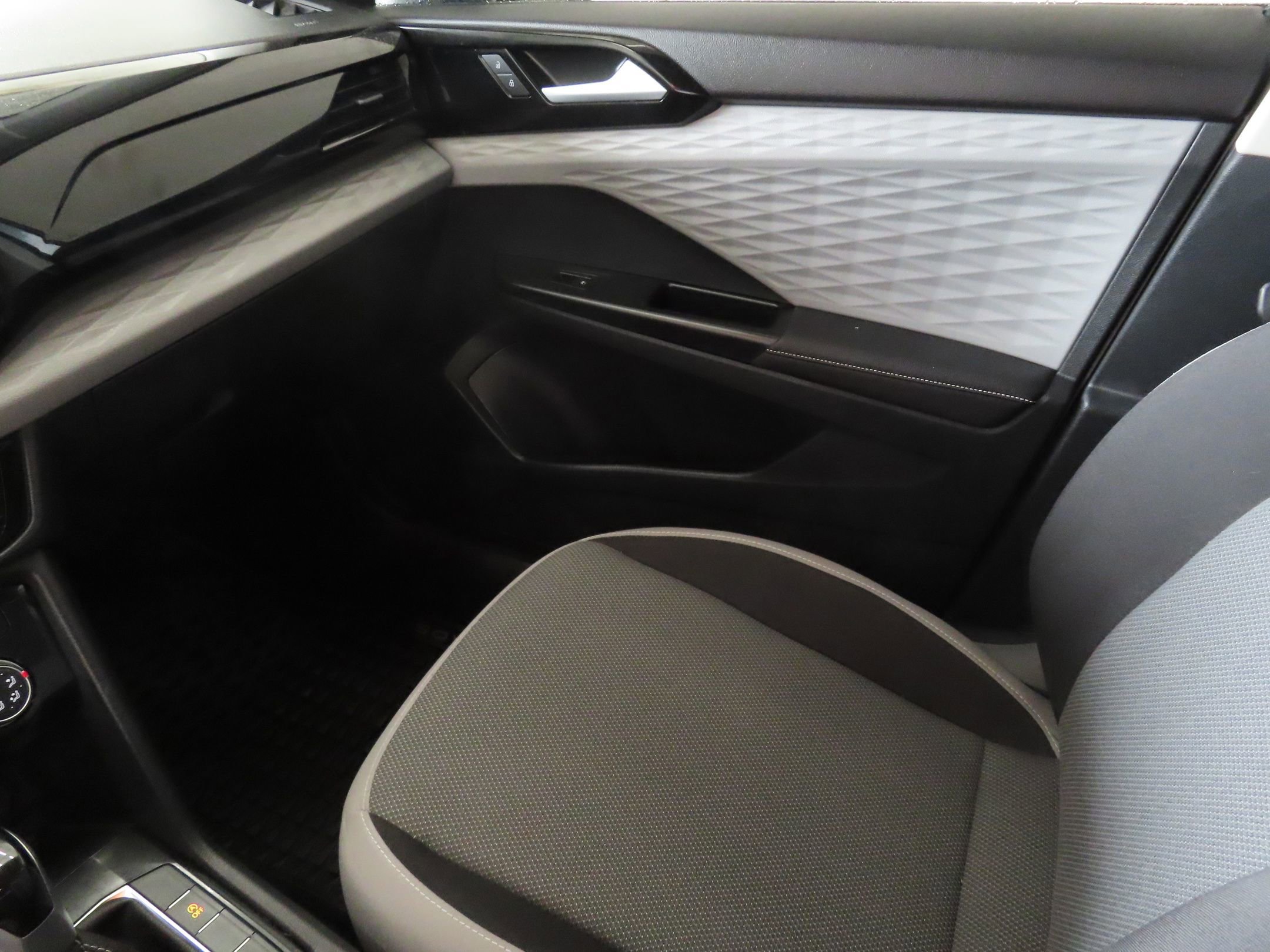 Used 2024 Volkswagen Taos S w/ MDO Package FWD image 20