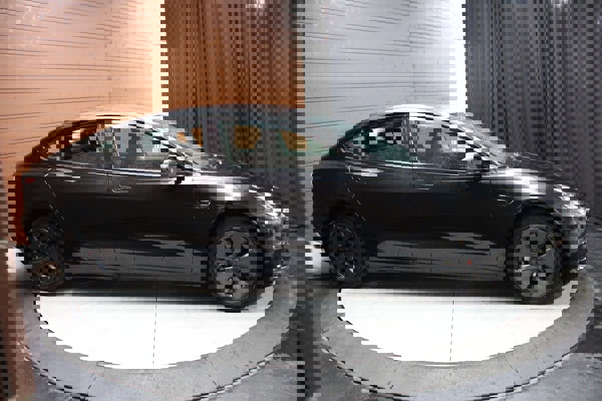 Used 2023 Tesla Model 3 Standard Range image 17