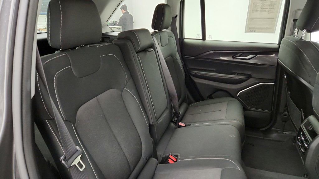 Used 2022 Jeep Grand Cherokee Laredo w/ Luxury Tech Group I image 21